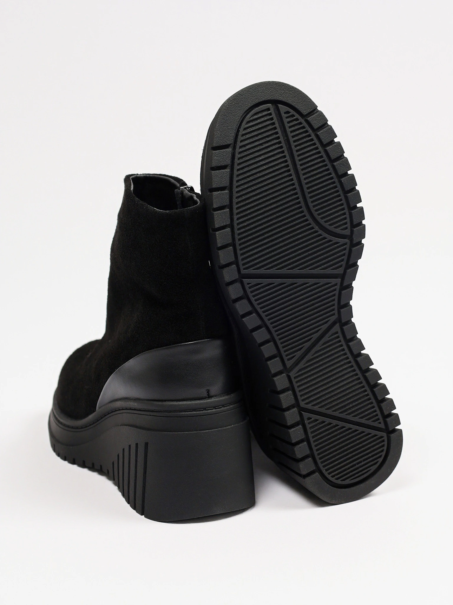 Ботинки черного цвета на высокой танкетке